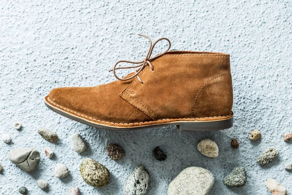 Мода - мужская замшевая обувь пустыни (ботинок) на сером — стоковое фото