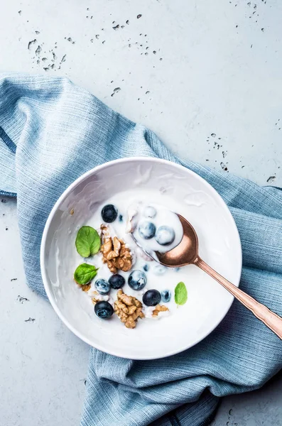 Sağlıklı kahvaltı. Yaban mersinli yoğurt ve ceviz.