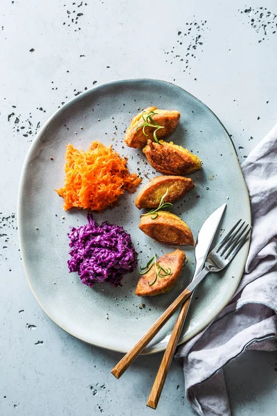 Makanan vegetarian - chickpea falafels dengan wortel dan kubis sala — Stok Foto