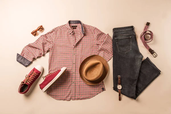 Traje de moda casual para hombres - jeans, camisa a cuadros y zapatillas rojas — Foto de Stock