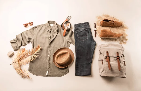 Férfi ruházat és kiegészítők - turista vagy utazó alkalmi outf — Stock Fotó