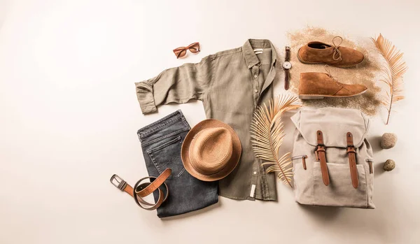 Ropa y accesorios para hombre - outf casual de turista o viajero — Foto de Stock