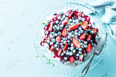 Tatlı - Yukarıdan mavi meyveli Pavlova kremalı pasta