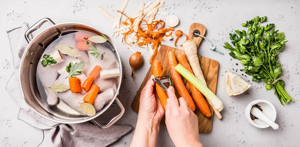 Cozinhar Mãos Chef Preparando Caldo Frango Caldo Caldo Com Legumes — Fotografia de Stock