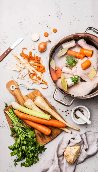 Kochen Zubereitung Von Hühnerbrühe Brühe Oder Brühe Mit Gemüse Topf — Stockfoto