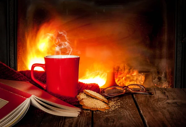 Warme Thee Koffie Een Rode Mok Gemberkoekjes Boek Glazen Vintage — Stockfoto