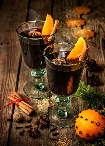 Horké Svařené Víno Sklenici Pomerančovými Plátky Anýzem Skořicovými Tyčinkami Starožitném — Stock fotografie