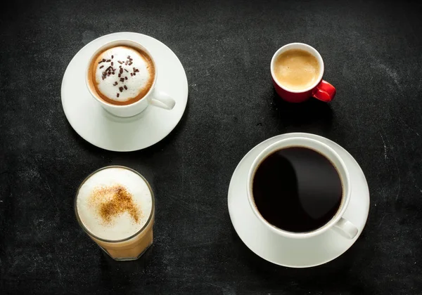 Различные Виды Кофе Черном Фоне Доски Капучино Эспрессо Американо Латте — стоковое фото