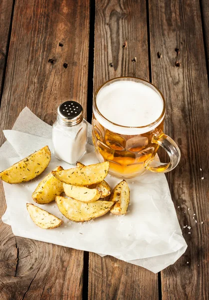 Bira Bardağı Kızarmış Patates Dilimleri Eski Ahşap Ahşap Masa Atıştırmalık — Stok fotoğraf