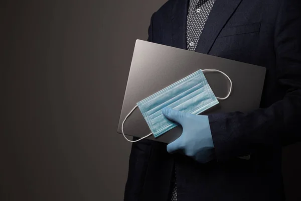 Ręka Biznesmena Chroniona Jednorazową Rękawicą Trzyma Laptopa Maskę Chirurgiczną Prowadzenie — Zdjęcie stockowe
