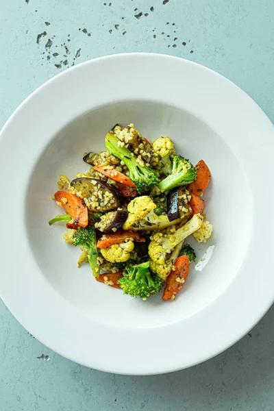 Comida Vegetariana Colorida Verduras Fritas Com Bulgur Uma Chapa Branca — Fotografia de Stock