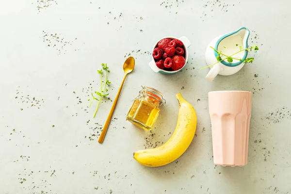 Smoothie Φρούτων Κοκτέιλ Συστατικά Συνταγή Μπανάνα Φράουλες Σμέουρα Και Γιαούρτι — Φωτογραφία Αρχείου