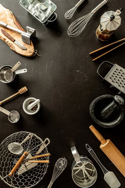 黒い黒板の背景にキッチン用品 調理器具 上から撮影された台所用品のコレクション トップビュー フラットレイアウト フリーコピー テキスト スペース付きレイアウト — ストック写真