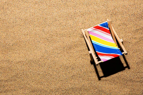 Cadeira Madeira Colorida Areia Dourada Férias Verão Férias Fundo Praia — Fotografia de Stock
