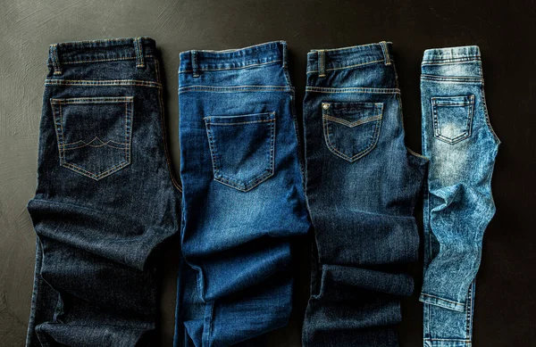 Kläder Familj Jeans Svart Tavla Bakgrund Denim Byxor Tagna Ovanifrån — Stockfoto