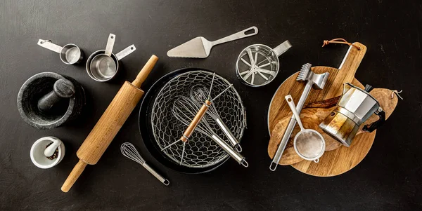 Ustensile Bucătărie Unelte Gătit Fundalul Tablei Negre Aspect Orizontal Banner — Fotografie, imagine de stoc