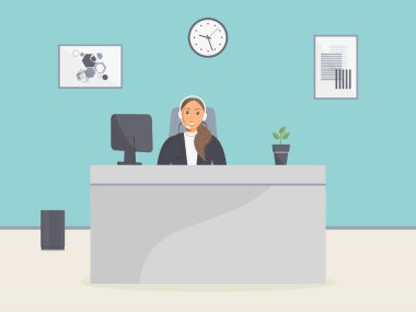 Samimi çağrı merkezi ofisi. Kulaklıklı bir bayan, monitör ve ev bitkileriyle masada oturuyor ve müşterilere tavsiyelerde bulunuyor. Modern moda tabloları ve mavi duvardaki saat. Vektör illüstrasyonu.