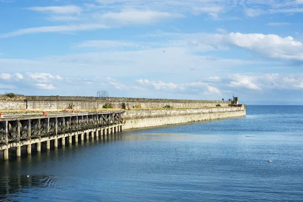 Old pier in the town of Kirkcaldy in Scotland — Stock Photo, Image