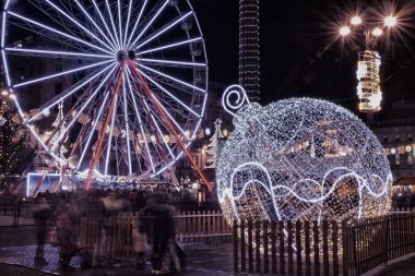 Yılbaşı süsleri ve George Square, Glasgow içinde büyük bir tekerlek, 
