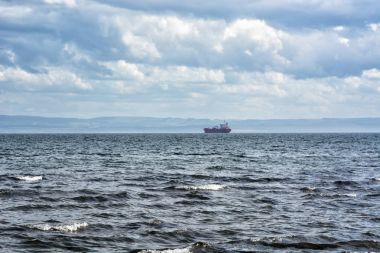 Kargo gemisi Kirkcaldy, İskoçya'da ufukta
