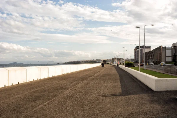 Sea front promenade in the town of Kirkcaldy, Scotland — Stock Photo, Image