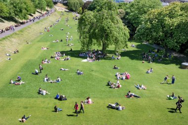 Rahatlatıcı ve Princes Street Gardens, Edinburgh, İskoçya, İngiltere'de piknik yapmak insanlar