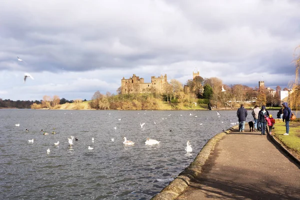 Familias disfrutando de hechizos de clima soleado al lado de Linlithjalá Loch — Foto de Stock