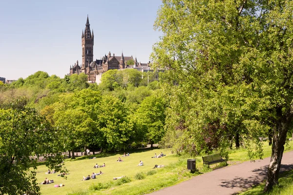 Estudantes da Universidade de Glasgow nos gramados do parque Kelvingrove — Fotografia de Stock