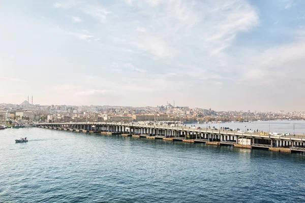 Atatürk-Brücke über das Goldene Horn in Istanbul, Türkei — Stockfoto