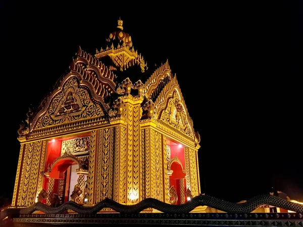 Templo dourado no céu noturno — Fotografia de Stock