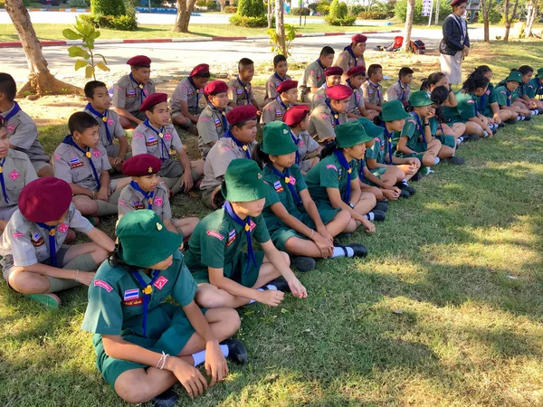 Yerde oturan izci ve Kız İzciler