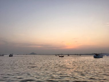 Günbatımı seawave ve balıkçı teknesi ile