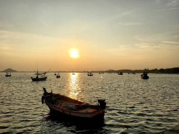 Günbatımı seawave ve balıkçı teknesi ile