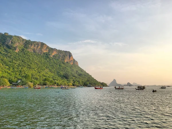 Günbatımı seawave ve balıkçı teknesi ile