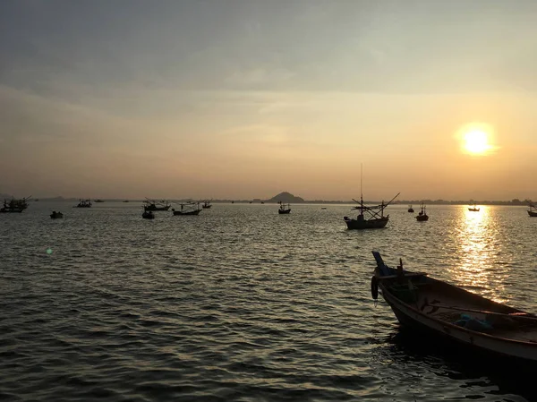 Günbatımı seawave ve balıkçı teknesi ile