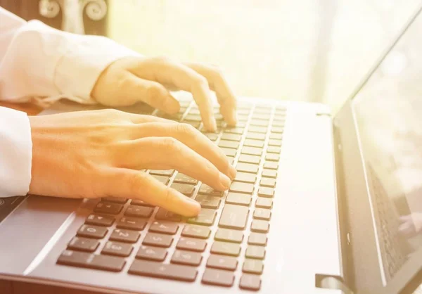 Kızın notebook klavye ve ekran eller