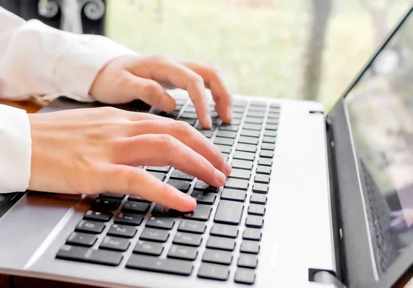 Kızın notebook klavye ve ekran eller