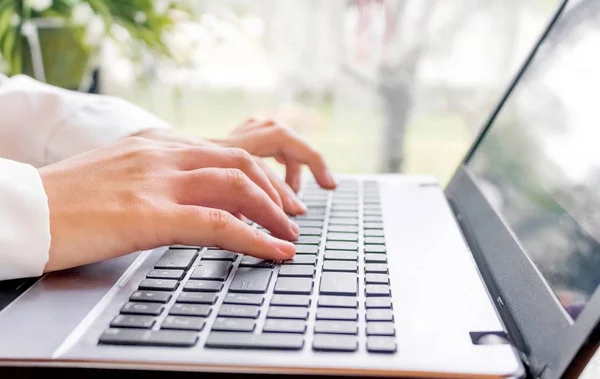 Kızın notebook klavye ve ekran eller