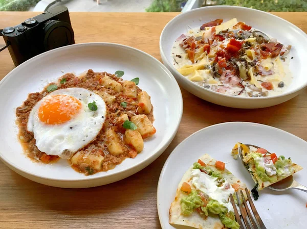 Kaşık ve beyaz tabakta makarna Italyan Mutfagi.