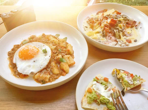 Kaşık ve beyaz tabakta makarna Italyan Mutfagi.