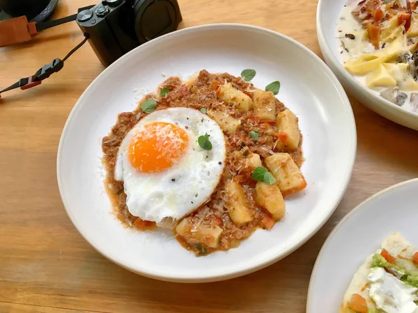 Kaşık ve beyaz tabakta makarna Italyan Mutfagi.