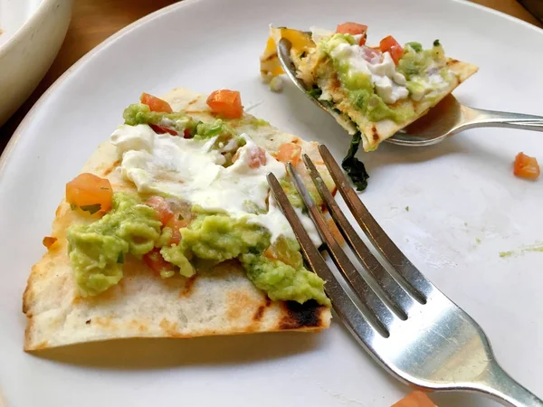 Kaşık ve beyaz tabakta makarna Italyan Mutfagi.