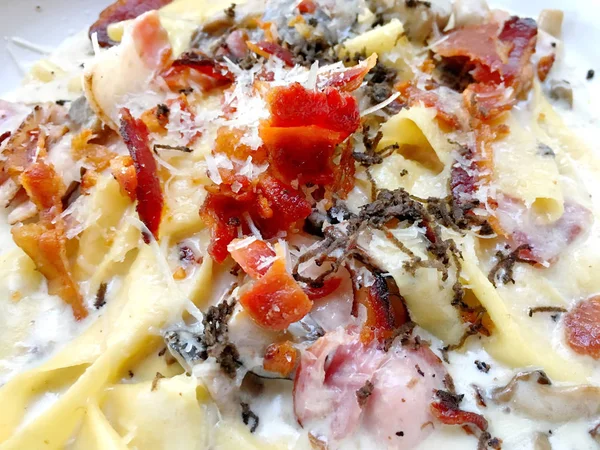 Kaşık ve beyaz tabakta makarna Italyan Mutfagi.