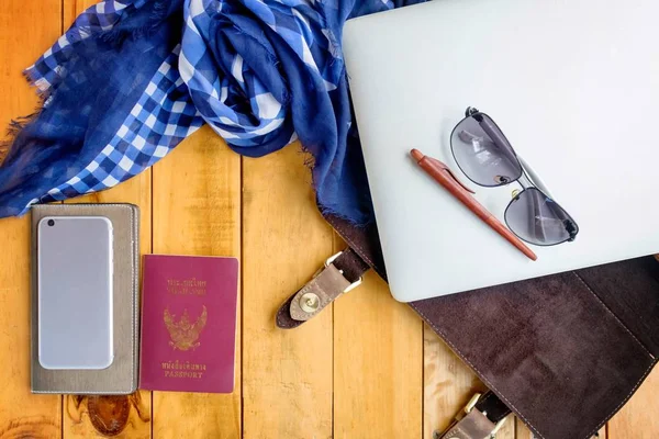 Deri çanta defter ve mavi eşarp ahşap masa üzerinde kontrol