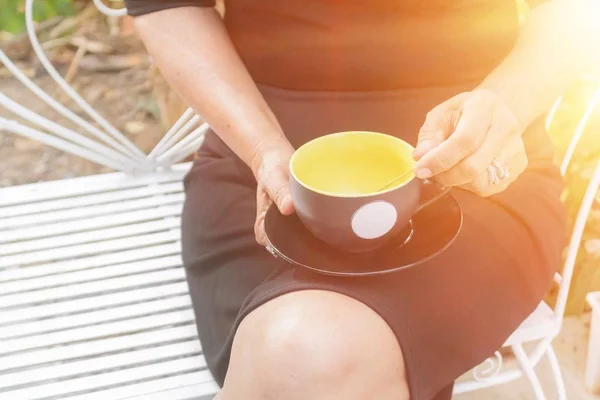 Boş bir fincan çay eski Taylandlı kadın diz.