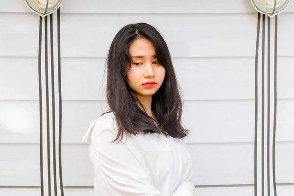 Asijská dívka v bílým hadříkem s poškozené vlasy a díval se, smutný. Royalty Free Stock Fotografie