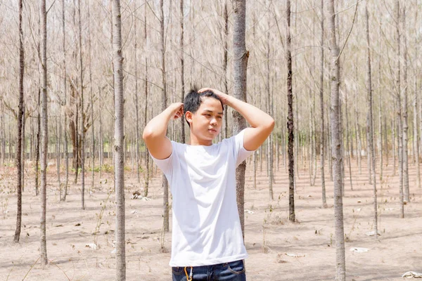 Azjata Białych Spodniach Dżinsach Stoi Samotnie Suchym Lesie Tajlandii — Zdjęcie stockowe