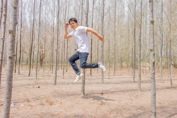 Menino Asiático Branco Casual Calças Jeans Estão Sozinhos Floresta Seca — Fotografia de Stock