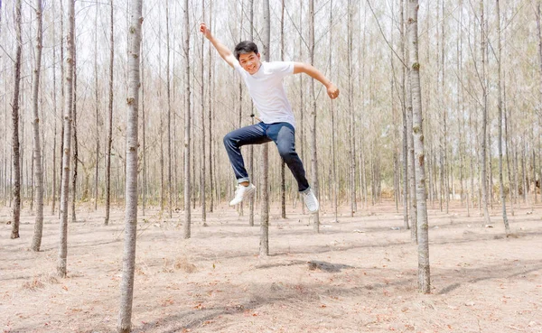 Menino Asiático Branco Casual Calças Jeans Estão Sozinhos Floresta Seca — Fotografia de Stock