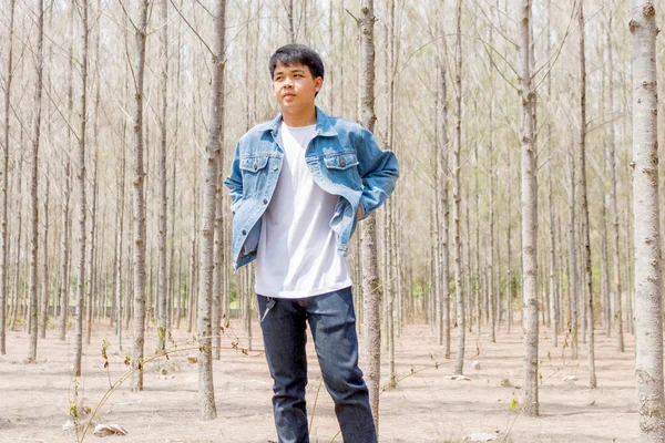 Menino Asiático Branco Casual Jaqueta Jeans Está Sozinho Floresta Seca — Fotografia de Stock